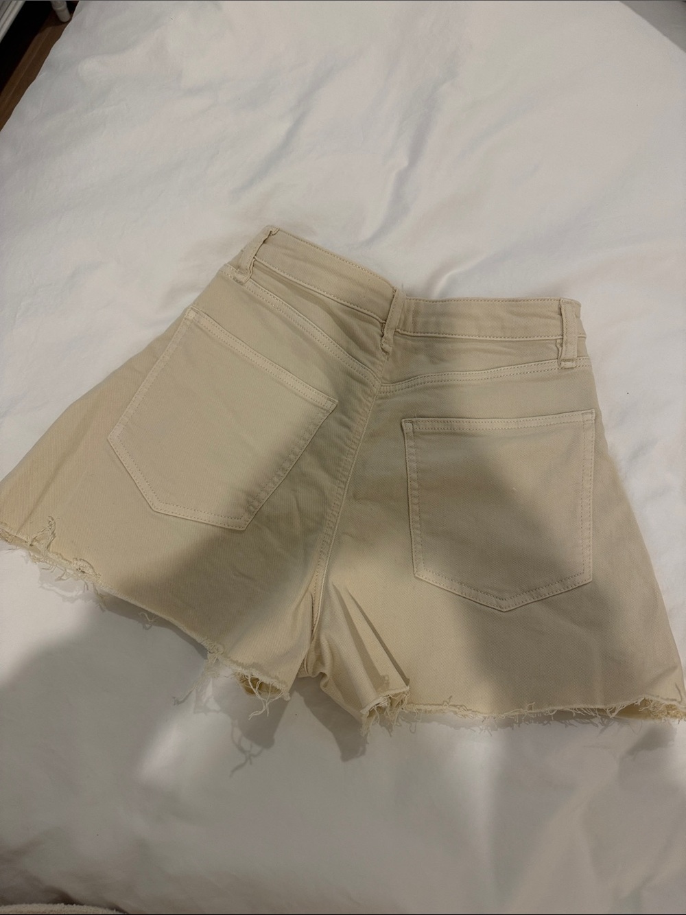 Weworewhat Beige High-Rise Frayed Hem Women’s Shorts - Picture 2 of 2